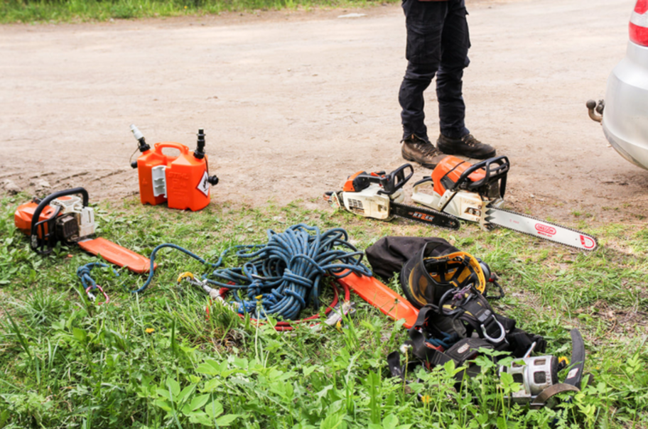 Chain saw and other equipment used by the pruners of Emondage Repentigny.